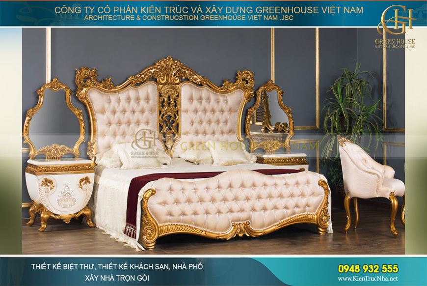 Vách đầu giường được thiết kế cao với những đường hoa văn uốn lượn mềm mại
