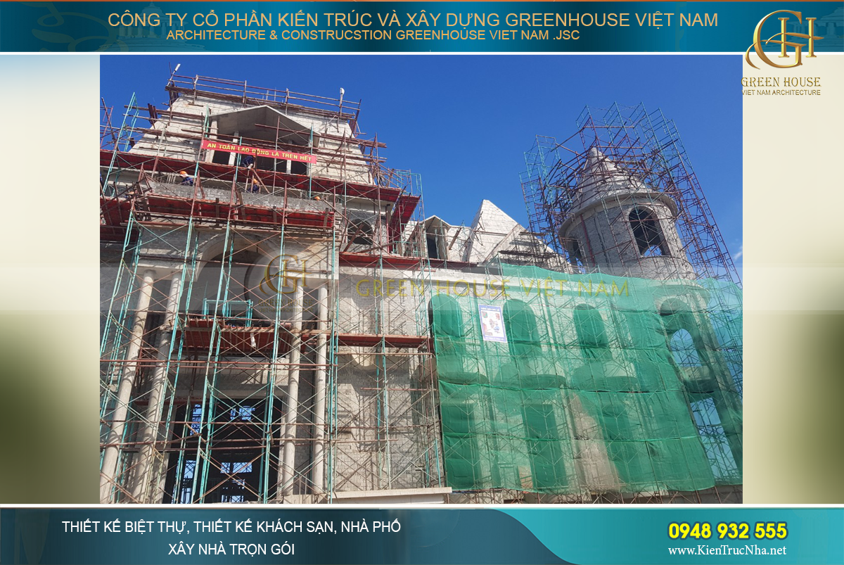 Cửa chính của tòa dinh thự bề thế Cửa chính của tòa dinh thự bề thế