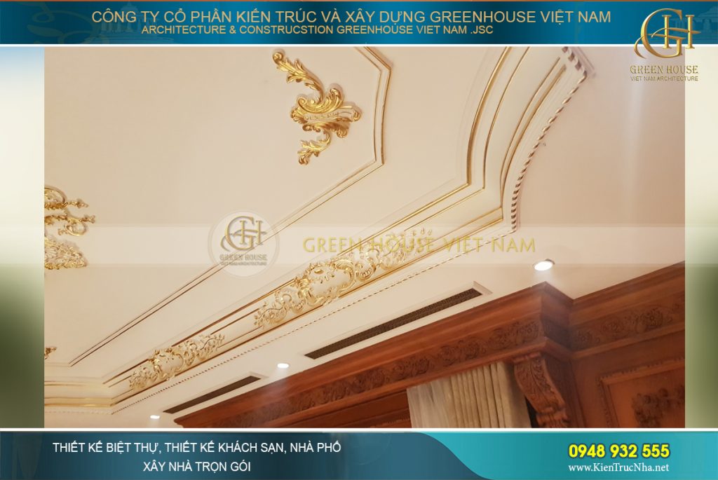 Sự kết hợp hài hòa với phào chỉ mạ vàng và nội thất gỗ.