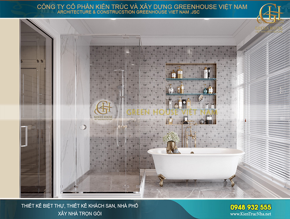 Bồn tắm cao cấp với vòi nước và chân bồn tắm mạ đồng cao cấp, bên thành bồn tắm được trang trí bình hoa và bộ ấm chén uống trà thư giãn khi chủ nhân ngâm bồn