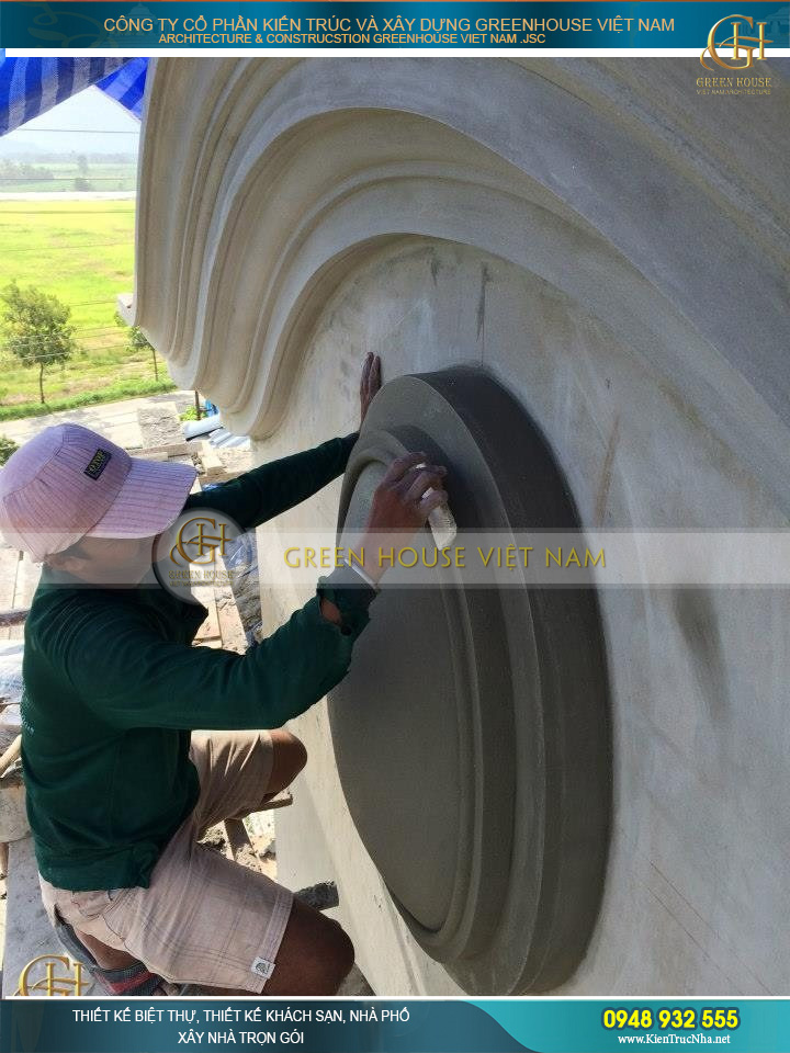 Thợ thi công đắp vẽ các họa tiết tinh xảo và sắc nét theo đúng yêu cầu gia chủ đưa ra