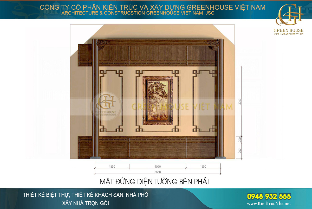 Thiết kế mặt tường bên phải của nhà thờ họ với khung gỗ, cột trụ và tranh treo tường